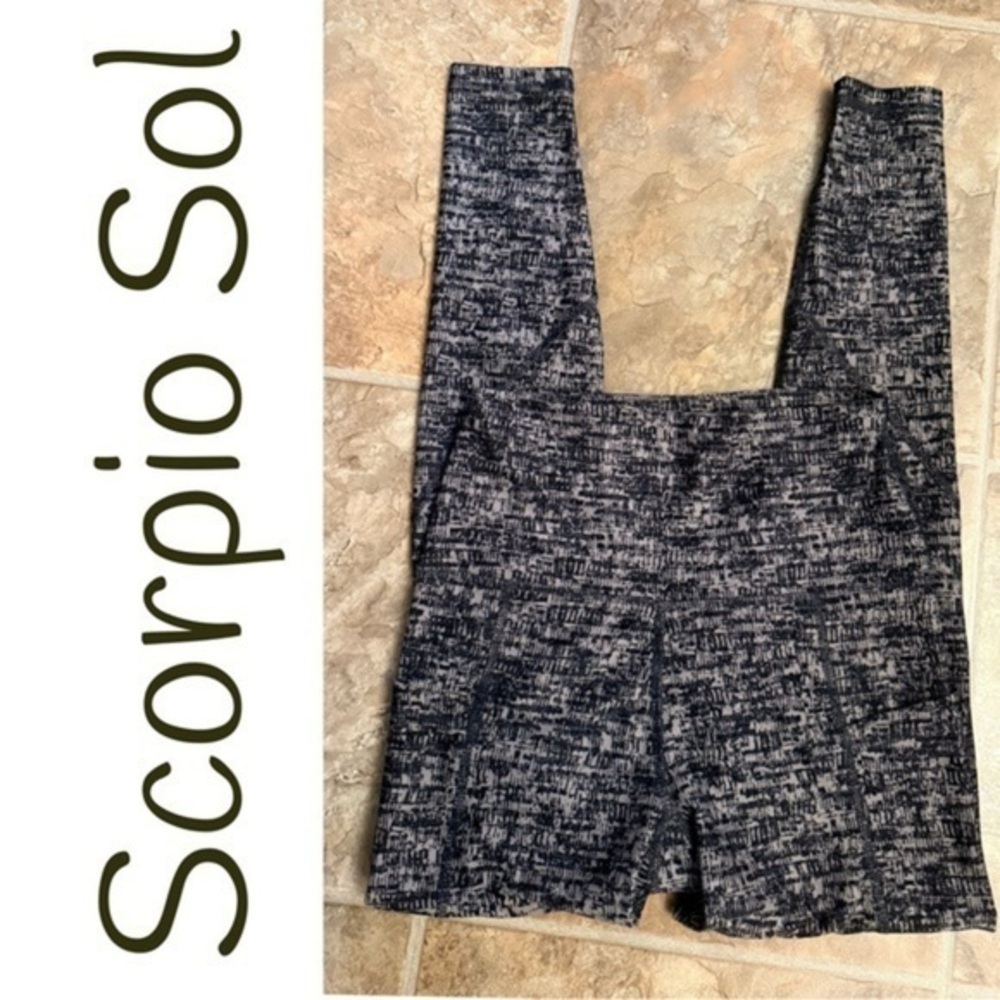 ❤️Scorpio Sol Black and Gray Textured Print Leggings